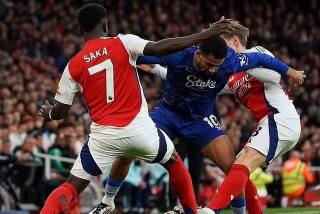 德天空：切尔西仍未正式报价西蒙斯，莱比锡坚持7000万欧要价（德天空：切尔西尚无西蒙斯正式报价，莱比锡坚守7000万欧标价）