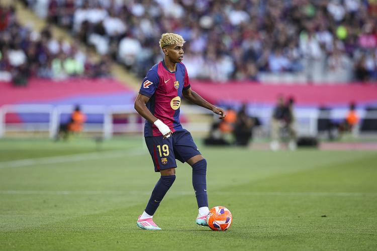 王励勤的妻子是她，曾为奥运会设计亲子装，难怪丈夫能够连连任职（她是王励勤的妻子，曾为奥运设计亲子装，难怪丈夫频频任职）