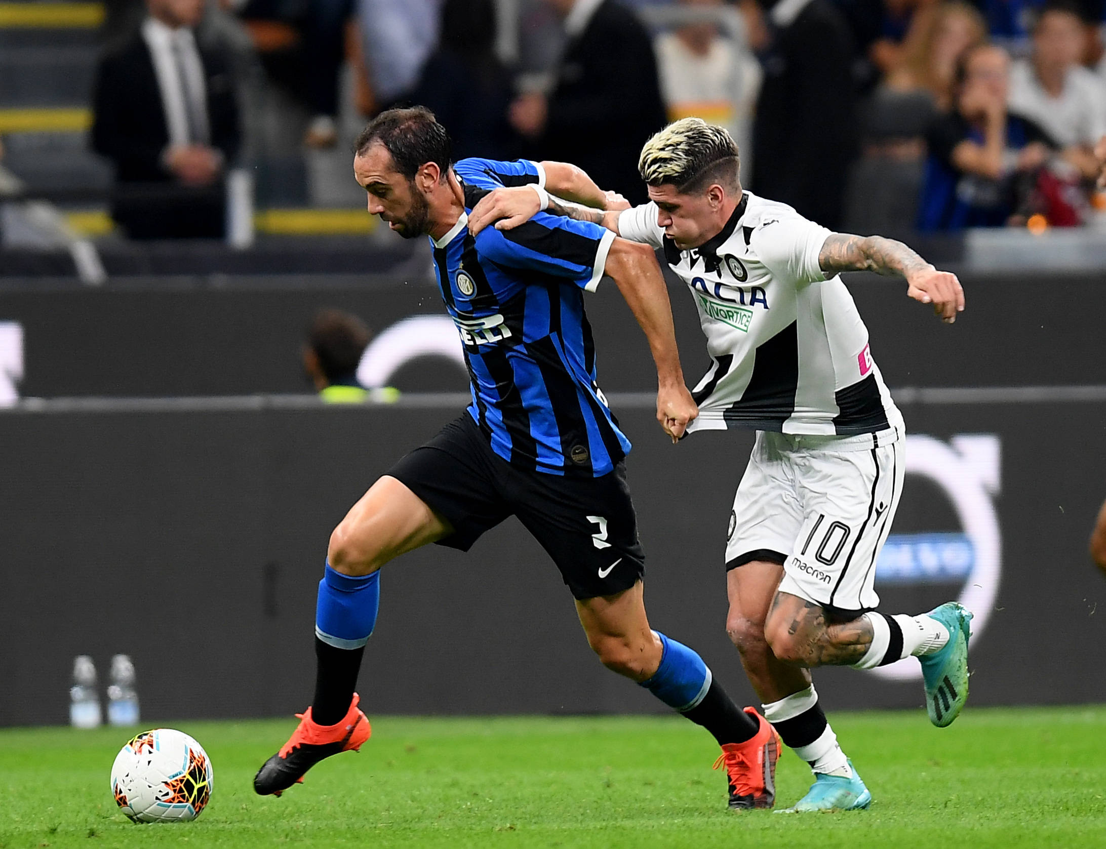 英超半场：B费破门，贝勒加德建功，狼队1-1曼联（英超半场：B费先拔头筹，贝勒加德扳平，狼队暂1-1曼联）