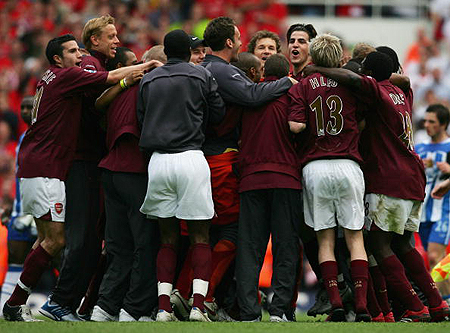 澳超战报：罗里双响，悉尼FC主场3-0轻取墨尔本胜利（澳超快讯：罗里梅开二度，悉尼FC主场3-0完胜墨尔本胜利）