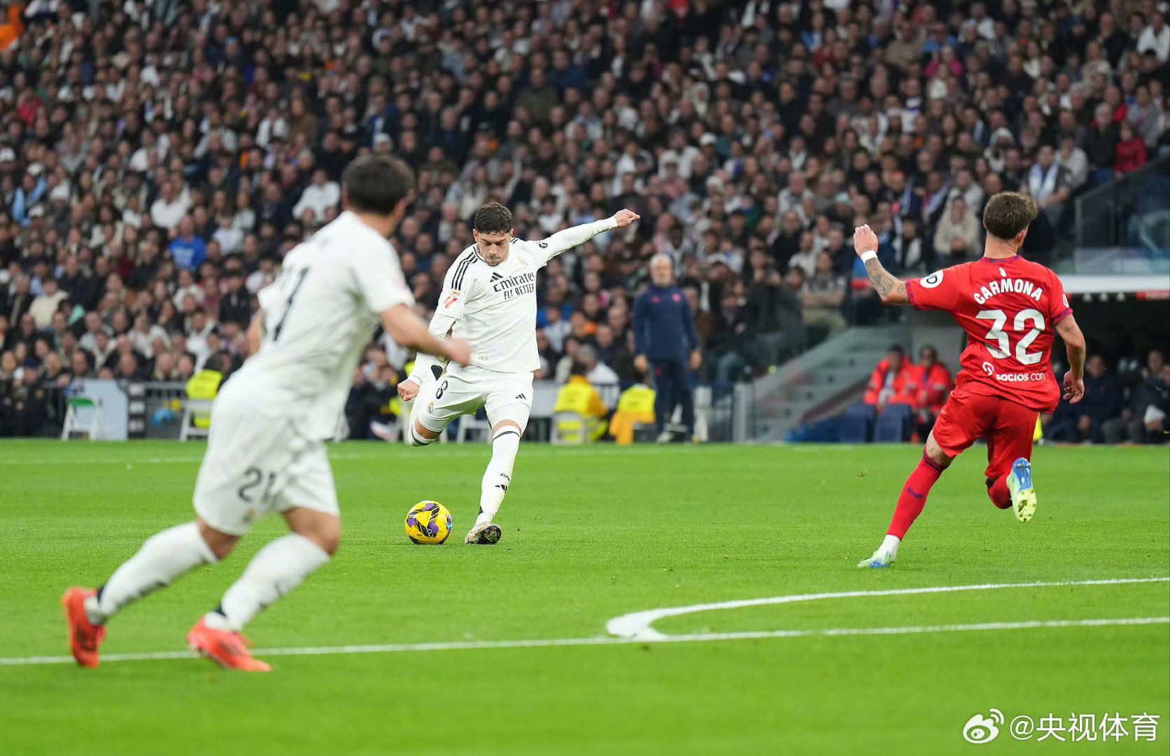 欧文突破防守造成杀伤球成功（欧文强突撕裂防线造犯规并完成得分）