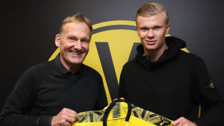 王洪泽这样的年轻人要多留在场上 不能过快犯规限制手脚（像王洪泽这样的新人应多在场，别因过早犯规束缚发挥）